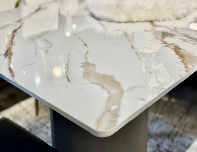 Mellow Dinning Table