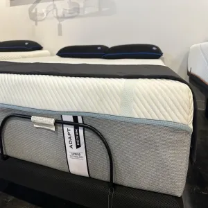 Tempur Pedic king Adapt Medium Hybrid AS-IS(Floor Sample)