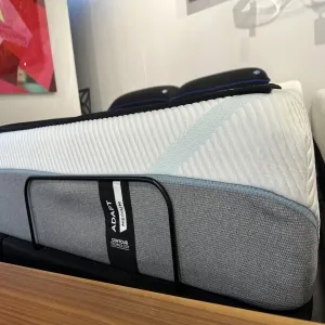 Tempur Pedic king Adapt Medium AS-IS(Floor Sample)