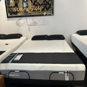 Tempur Pedic king Adapt Medium Hybrid AS-IS(Floor Sample)