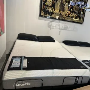 Tempur Pedic king Adapt Medium AS-IS(Floor Sample)